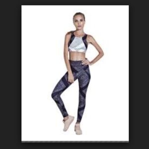 NWT - Arcadia Movement Vault Chief Legging Black